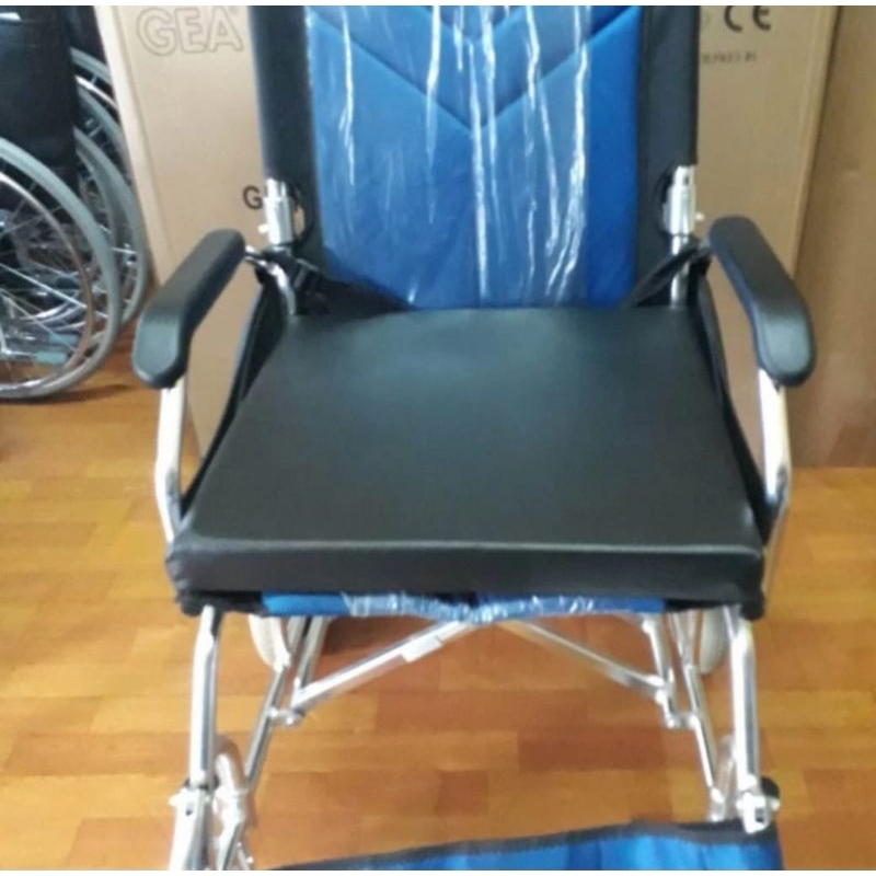 Bantal duduk di kursi roda