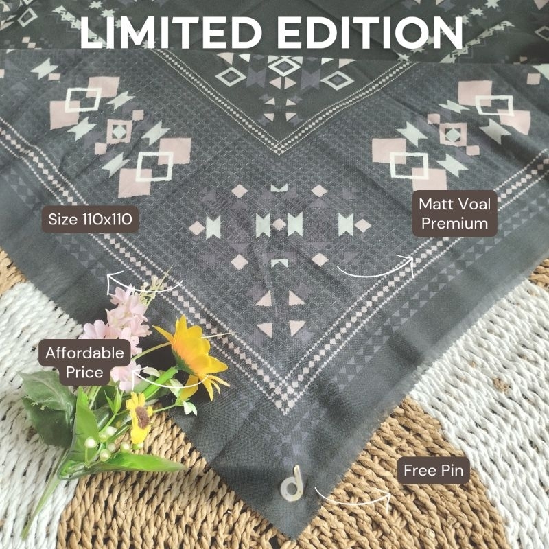 LIMITED EDITION HIJAB SEGIEMPAT VOAL MOTIF PIN DEENAY BLACK SERIES FREE POUCH LOOKLIKE ORI