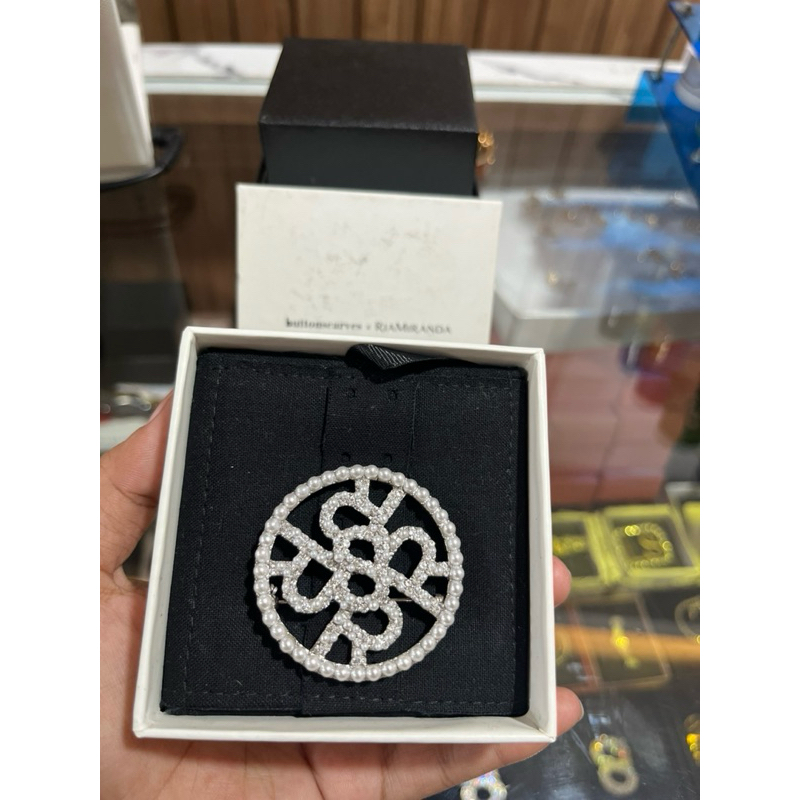 Round pearl brooch RM X BS