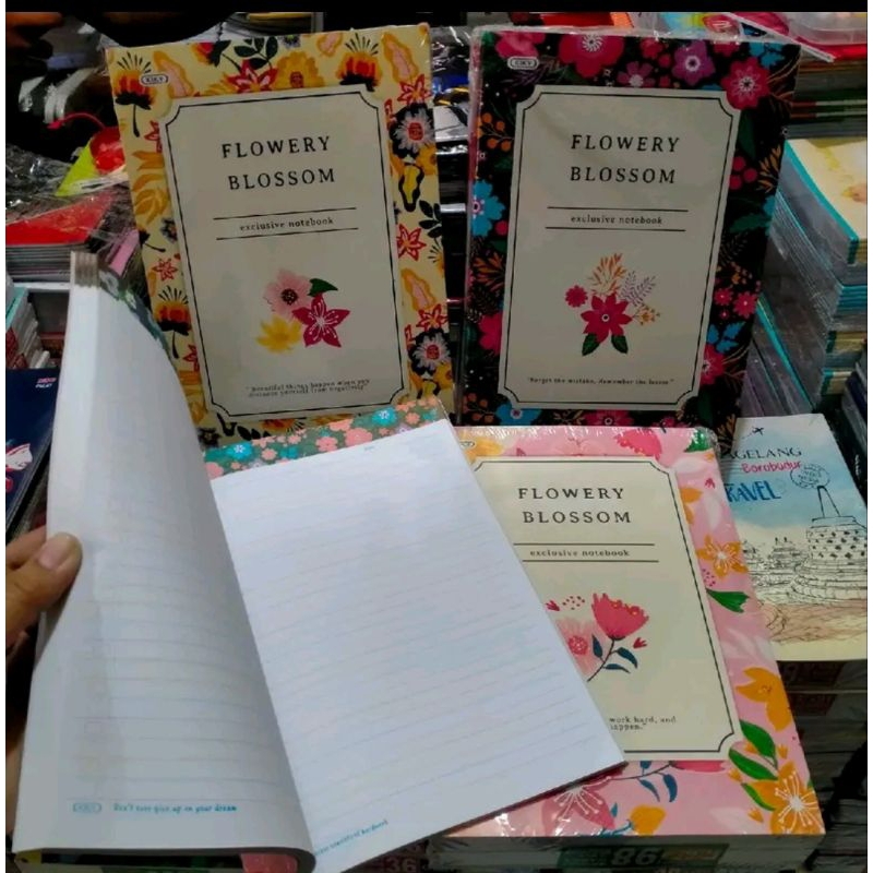 

BUKU BOXY KIKY PANJANG CAMPUS WARNA PREMIUM 98 LEMBAR. ISI 5 PCS