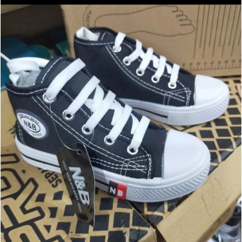 Sepatu sekolah warrior pendek nb pakai tali (Tinggi) hitam putih