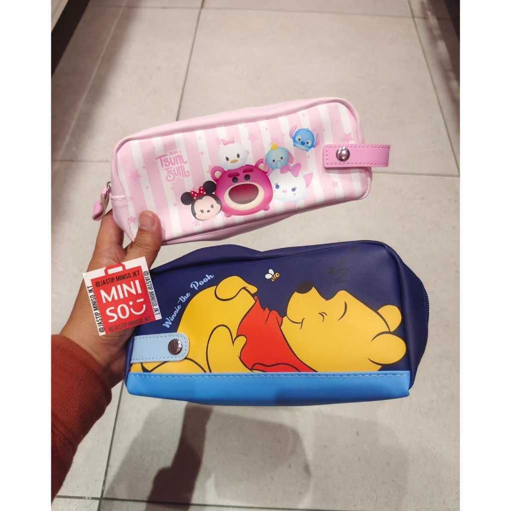 

MINISO Pen Bag Cosmetic Bag / Tas Kosmetik / Tempat Pensil DISNEY Tsum Tsum Winnie the Pooh Series