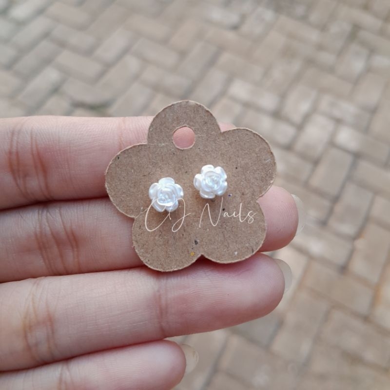 ANTING TUSUK PLASTIK  BUNGA MAWAR PUTIH / ANTING HYPOALLERGENIC ROSE WHITE / ANTING ANTI ALERGI / AN