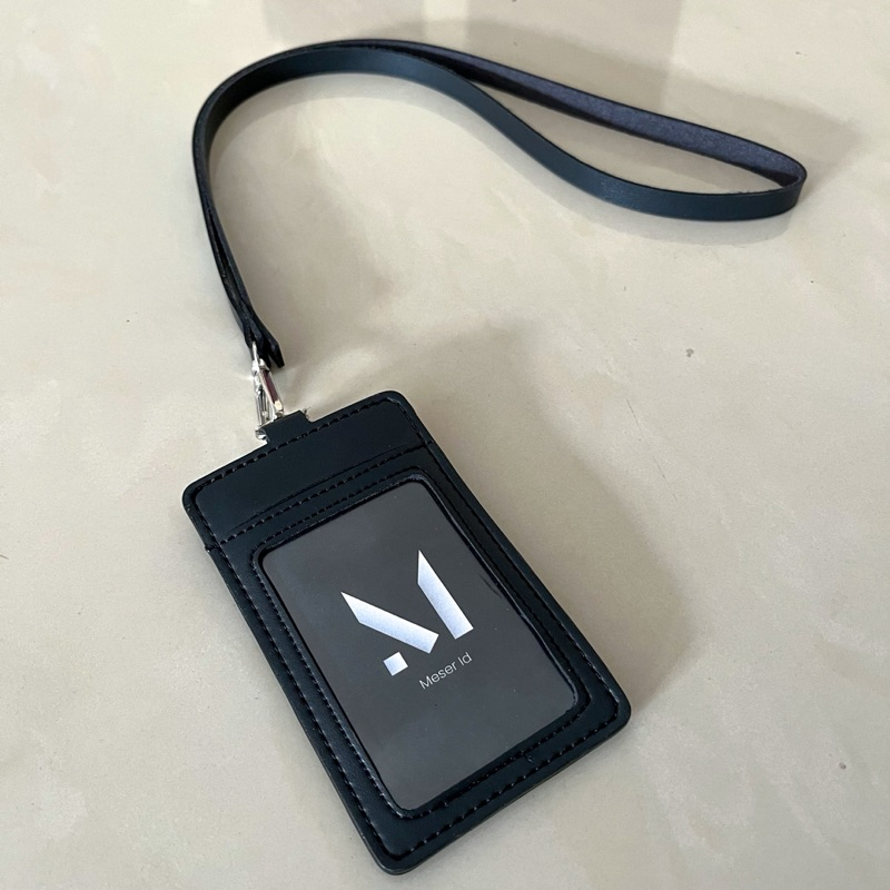 

HJK Name Tag Holder Lanyard Id Card Kulit Sintetis 4 Slot Penyimpanan Kartu Pria Wanita