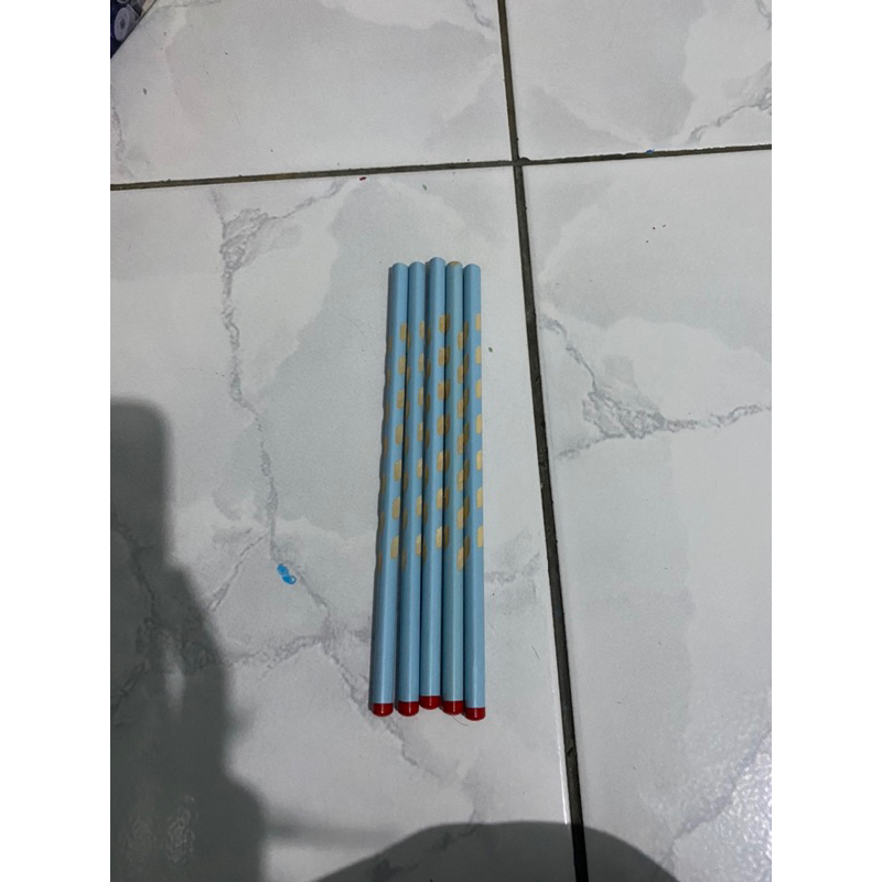 

1 buah pensil biru belum di raut untuk sekolah