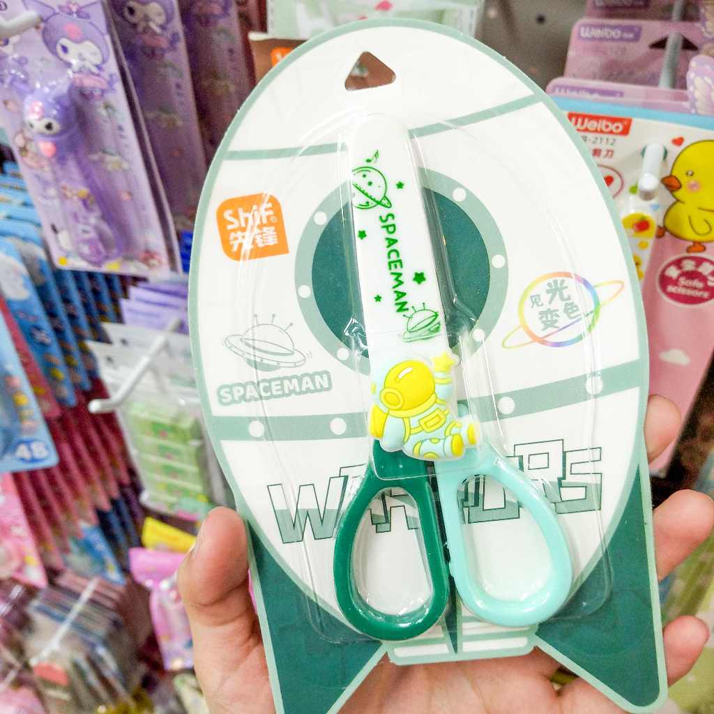 

GUNTING ANAK KARAKTER ASRONOT HIJAUU GREEN SPACEMANLUCU STATIONERY ALAT TULIS SEKOLAH HAMPERS SOUVENIR ULANG TAHUN