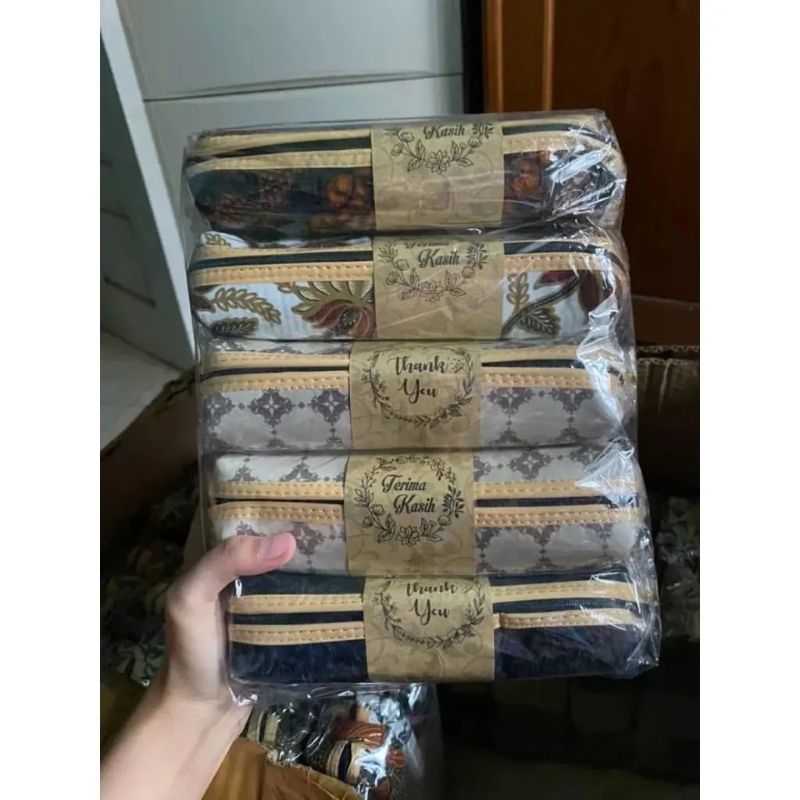 

Souvenir Murah 50pcs Tempat Pensil dan Pulpen Motif Batik Praktis Sudah dikemas plastik Dengan Kartu ucapan dan nama