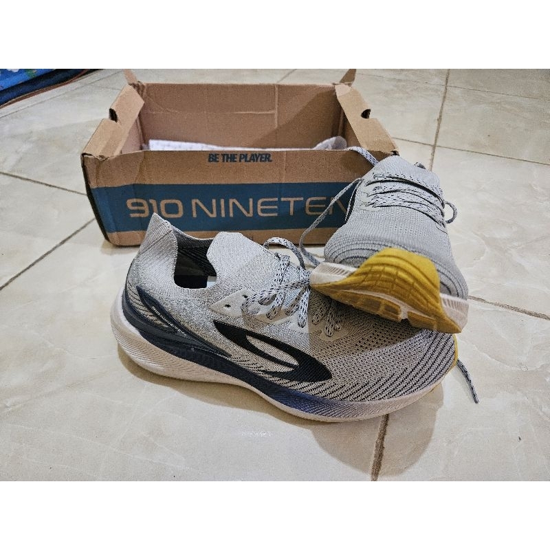 sepatu running nineteen