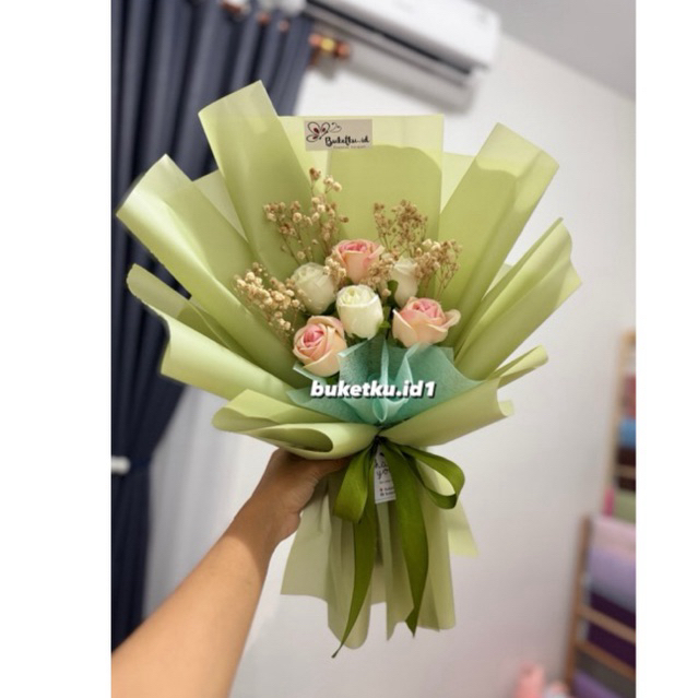 

Ready stock Buket bunga mawar 6 pcs mix binga kering / rose bouquet / buket bunga mawar