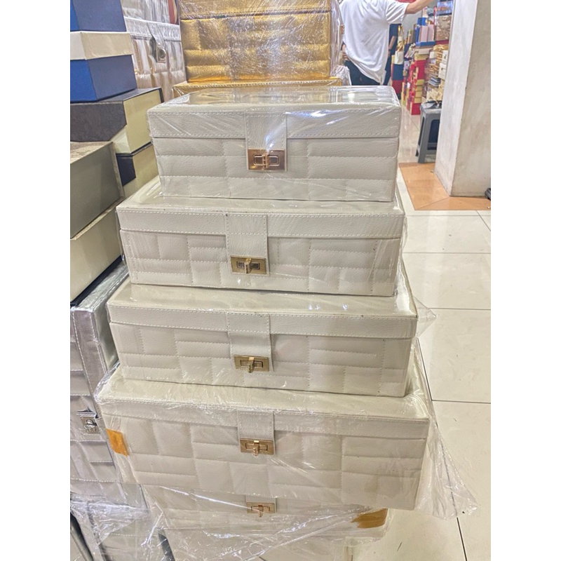 

bok vinil serah serahan pernikahan/bok set 4kotak/isi make up/isi alat solat/isi handuk/isi kain