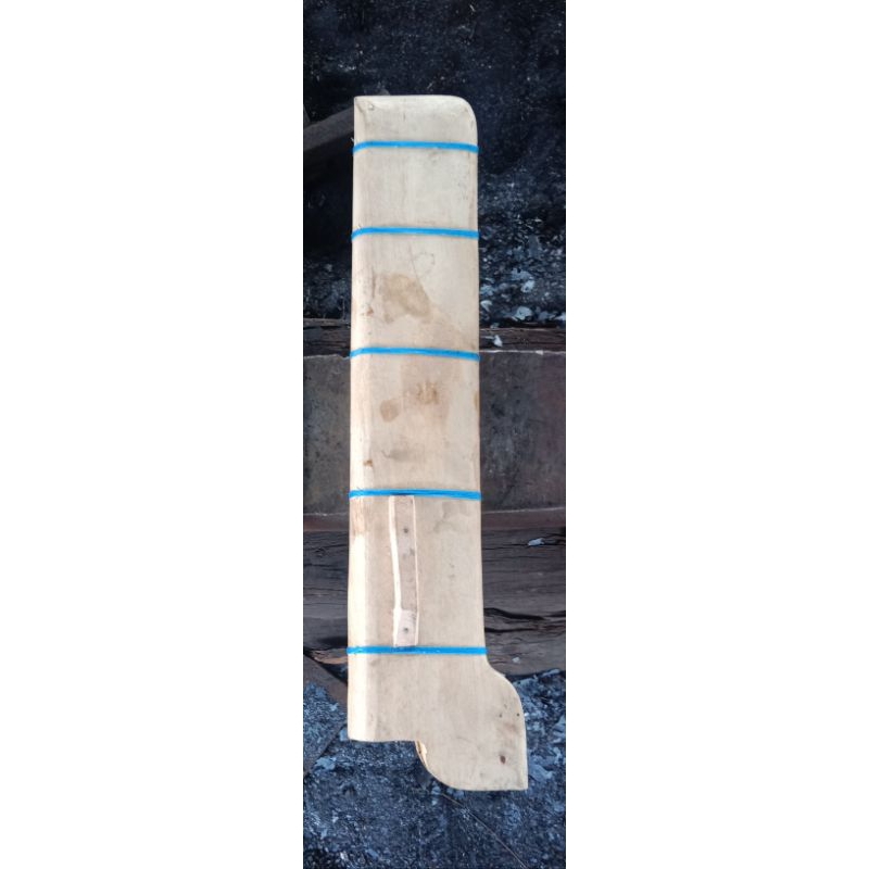 sarung/pelindung pisau terbuat dari kayu