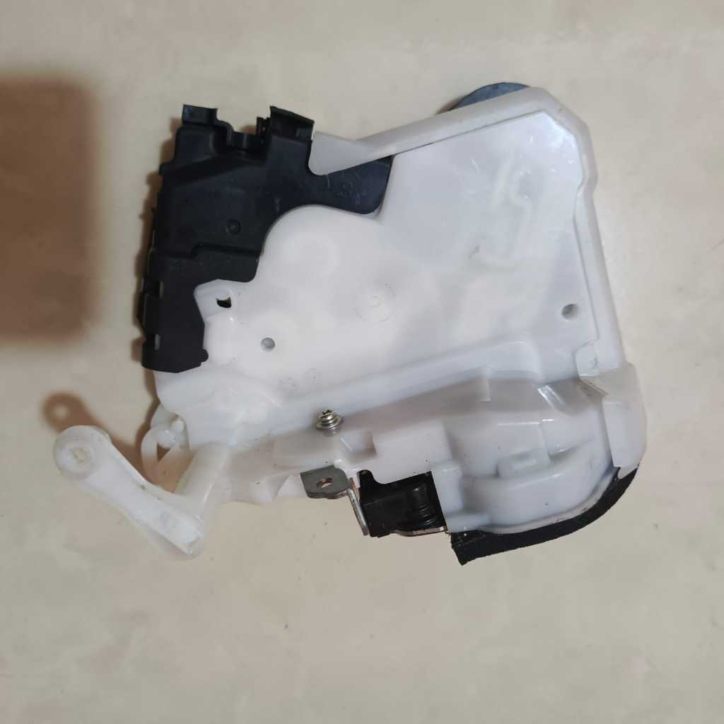 Doorlock pintu agya Ayla bagian pintu depan kanan RH original
