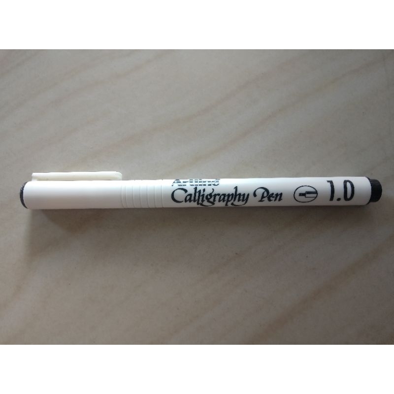 

ECER | Pulpen Caligraphy Artline 1,0