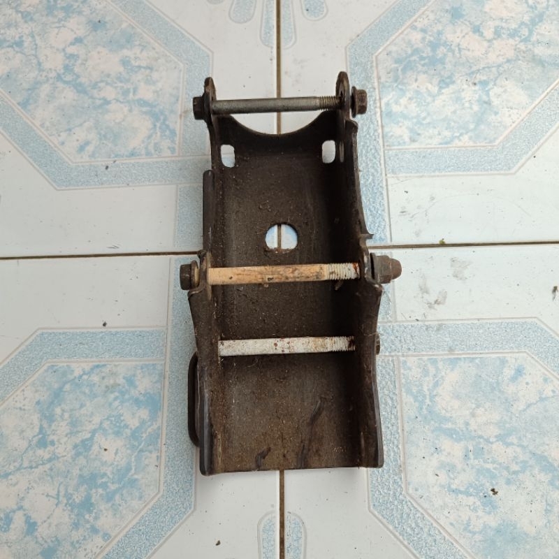 BRAKET DUDUKAN MESIN MEGA PRO MONOSHOCK PNP VERZA 150 GANTUNGAN MESIN MEGA PRO NEW ORIGINAL COPOTAN
