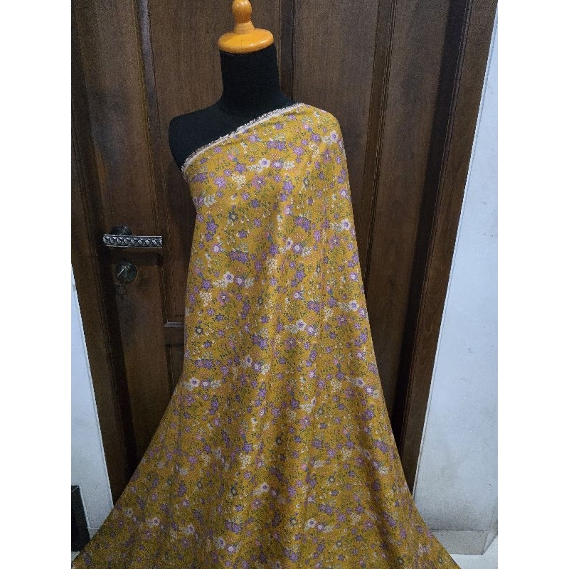 Kain Rayon Viscose Bunga Ungu Rata Dasar Kuning (3m)