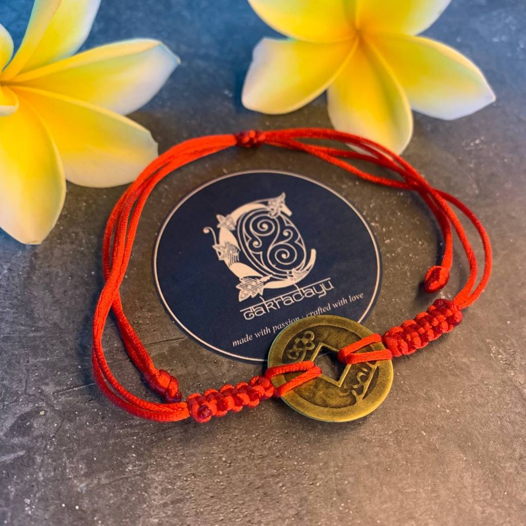 CAKRADAYU Gelang Feng Shui Pis Bolong Handmade Dengan Tali Satin Merah Dan Koin Cina