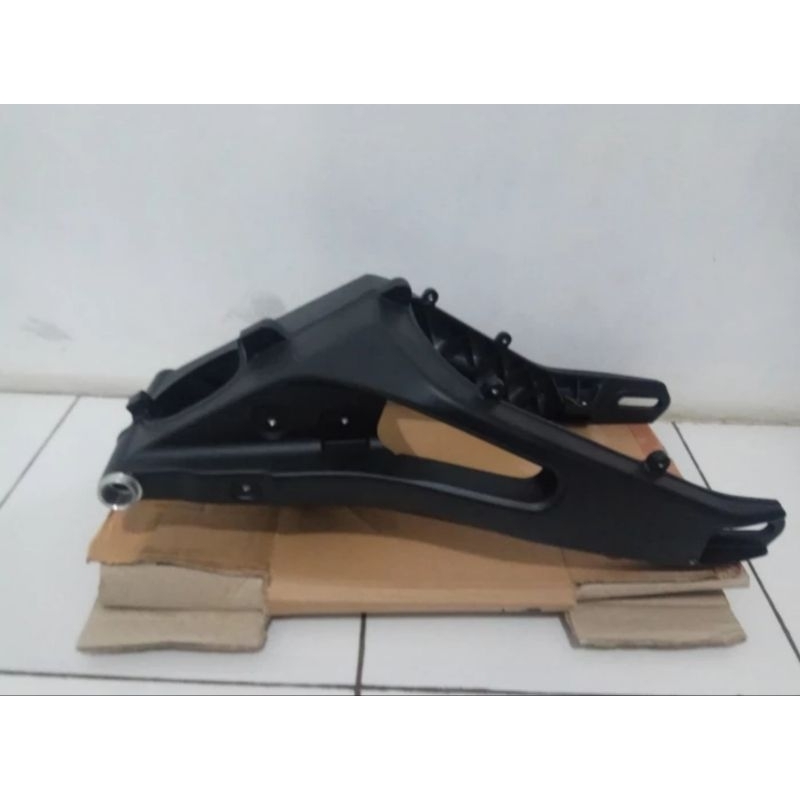SWING ARM YAMAHA R15V3/VIXION R ORIGINAL YAMAHA