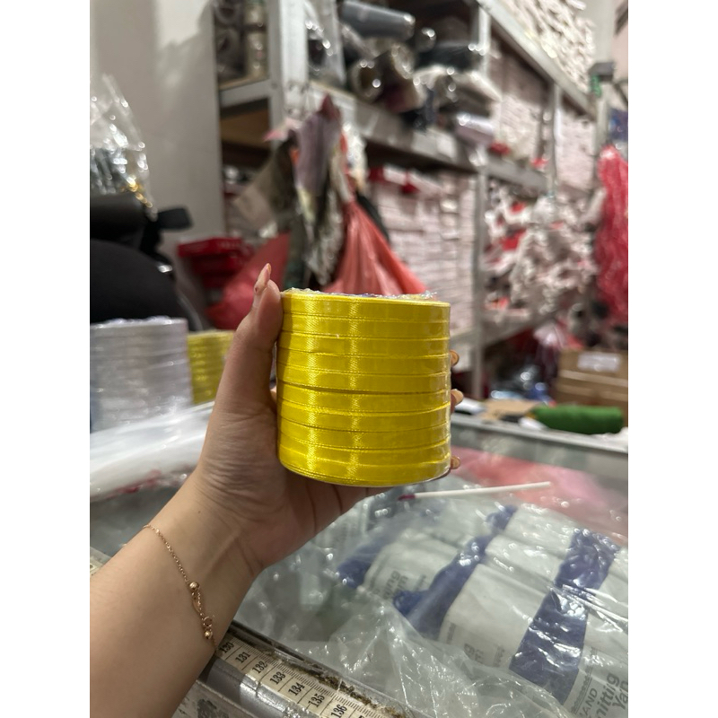 

pita satin ukuran 1/4 inch warna kuning muda