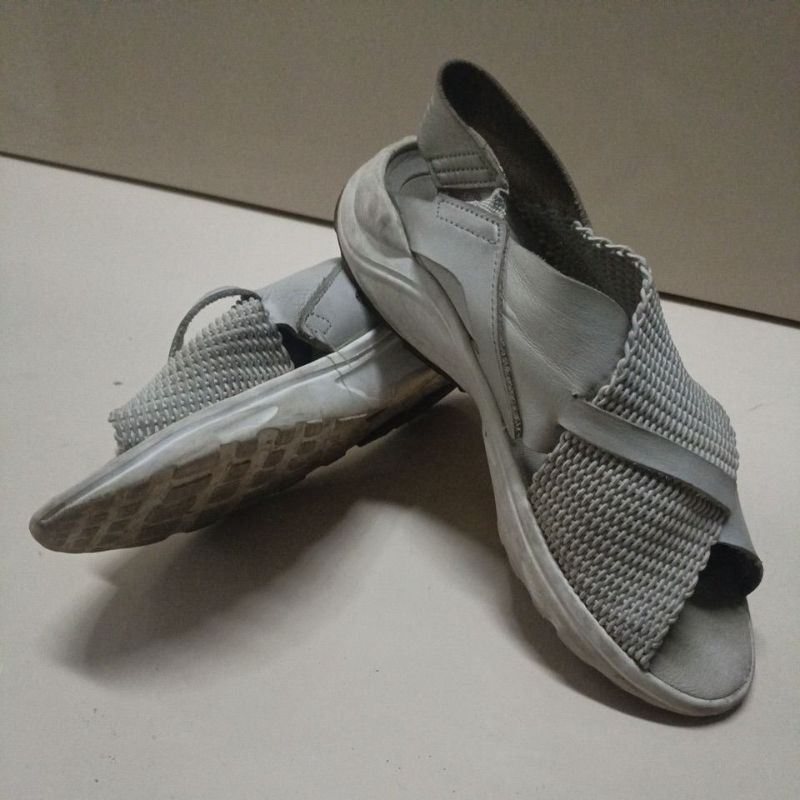 Preloved Nike Air Huarache Original White Strap Flat Slingback Sandals Women's