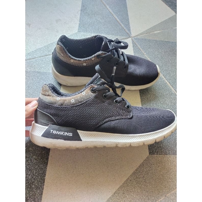 PRELOVED SEPATU TOMKINS