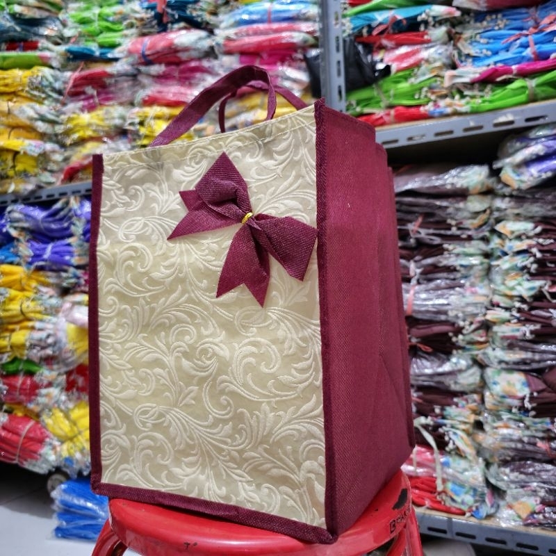 

iDk90 (Isi 12 pcs) Tas Hajatan Pita Embos Box Dus 22x22 Motif Timbul