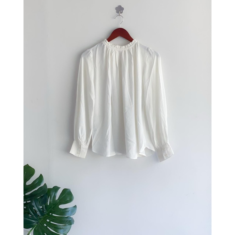 blouse putih lengan balon