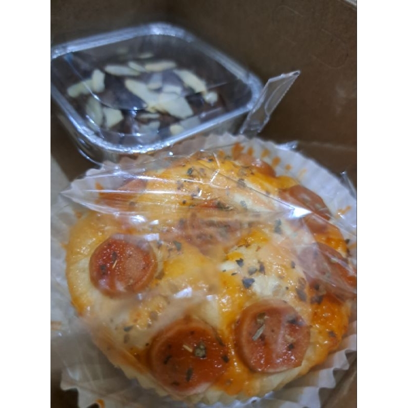 

(Palembang) snack box isi 2 (roti sosis dan fudgy brownie cup