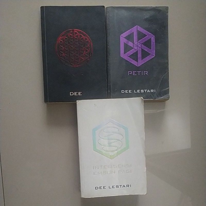 Supernova : Ksatria, Putri, dan Bintang Jatuh + Akar + Gelombang. Dee