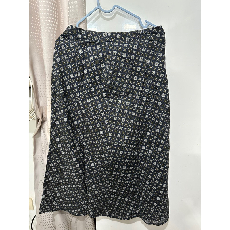 PRELOVED UNIQLO PATTERN SKIRT NAVY