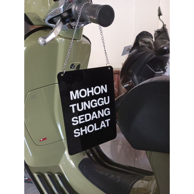 signage akrilik  / MOHON TUNGGU SEDANG SHOLAT