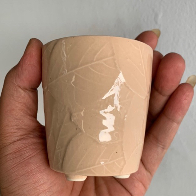 pot keramik Thema daun berkaki