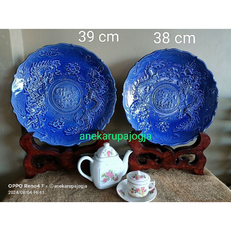 2 buah piring keramik lukis naga timbul biru untuk dekorasi hiasan dinding