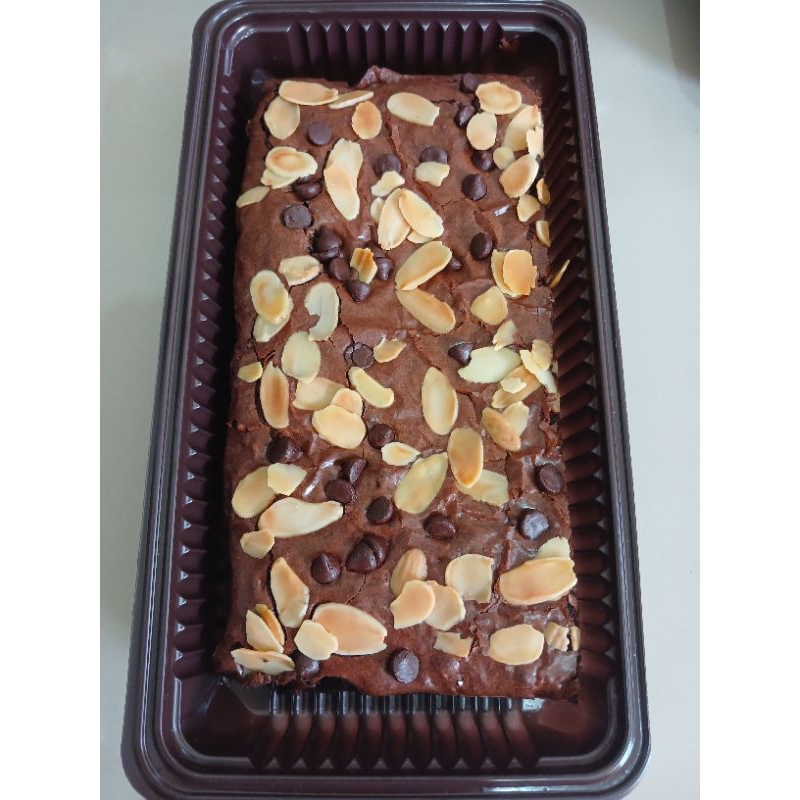 

Fudgy Brownies 20×10 mix almond & chocochip by D'cemilcomel