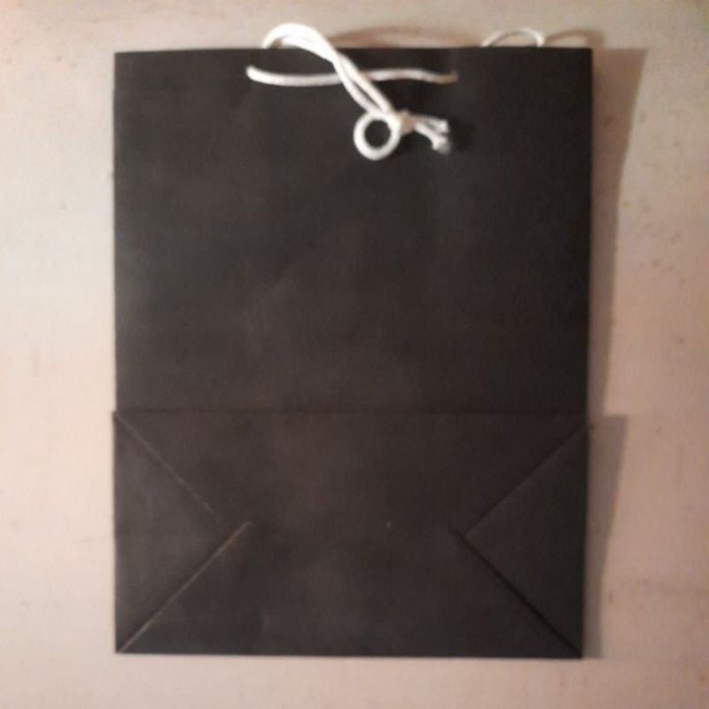 

Paper Bag hitam Lebar 10cm panjang 19.5cm tinggi 24.5cm
