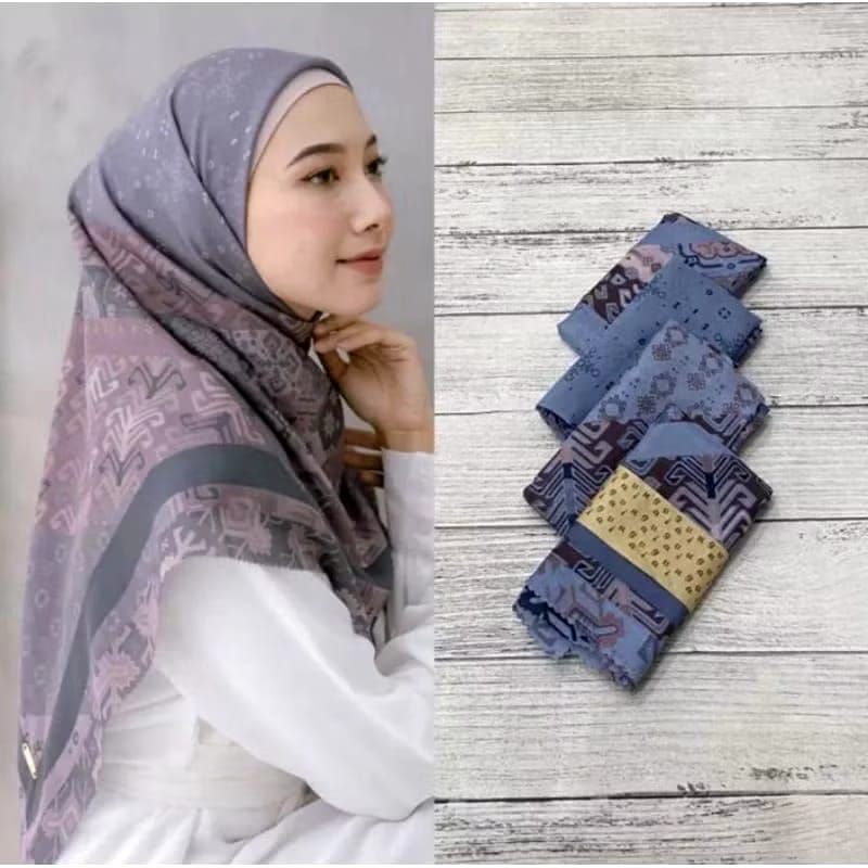 HIJAB SEGI EMPAT VOAL MOTIF BOHEMIAN BLUE SKY