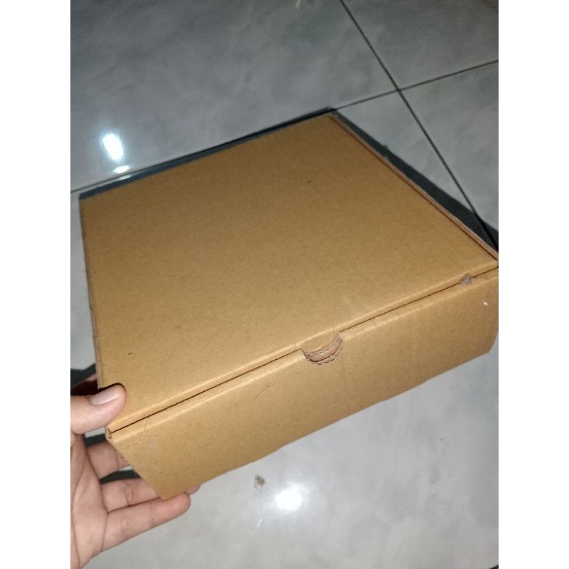 

Box Kardus Tebal untuk Hampers Size 20x20x7cm