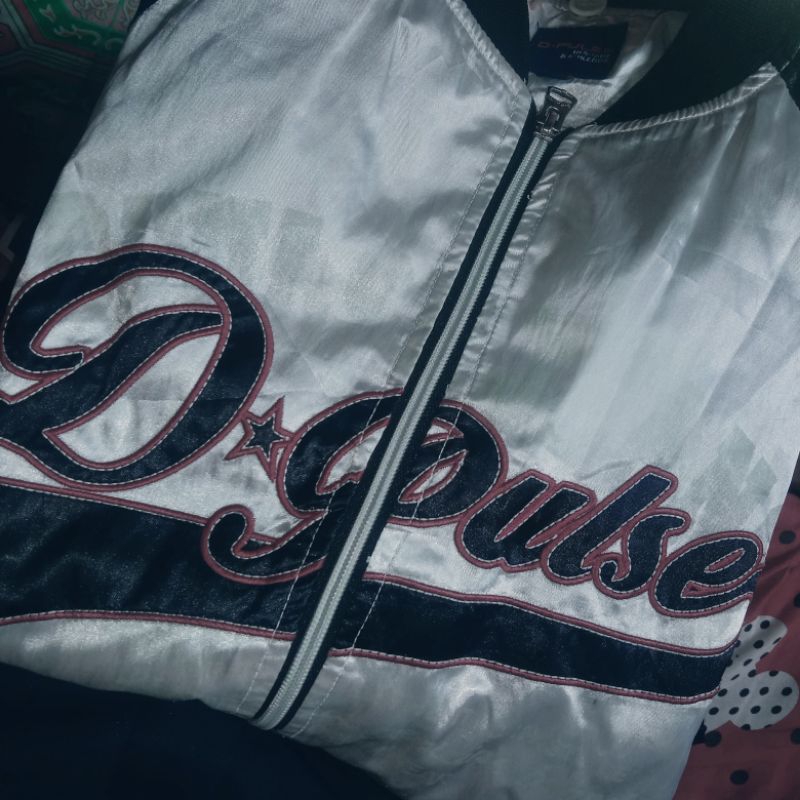 Varsity Satin D pulse