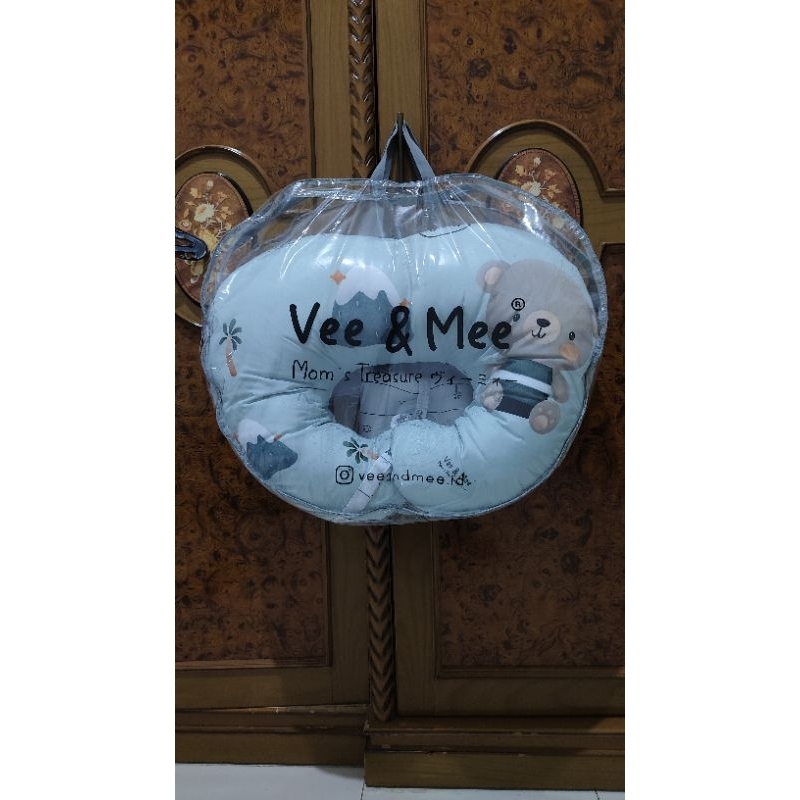 BANTAL MENYUSUI VEE & MEE
