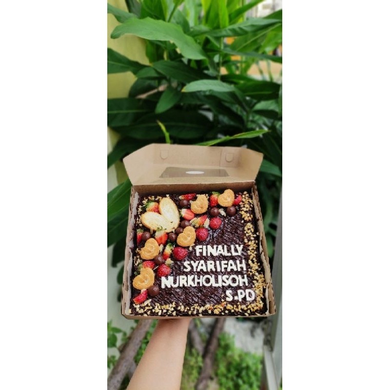 

Large Fudgy Brownies|Shiny fudgy brownies