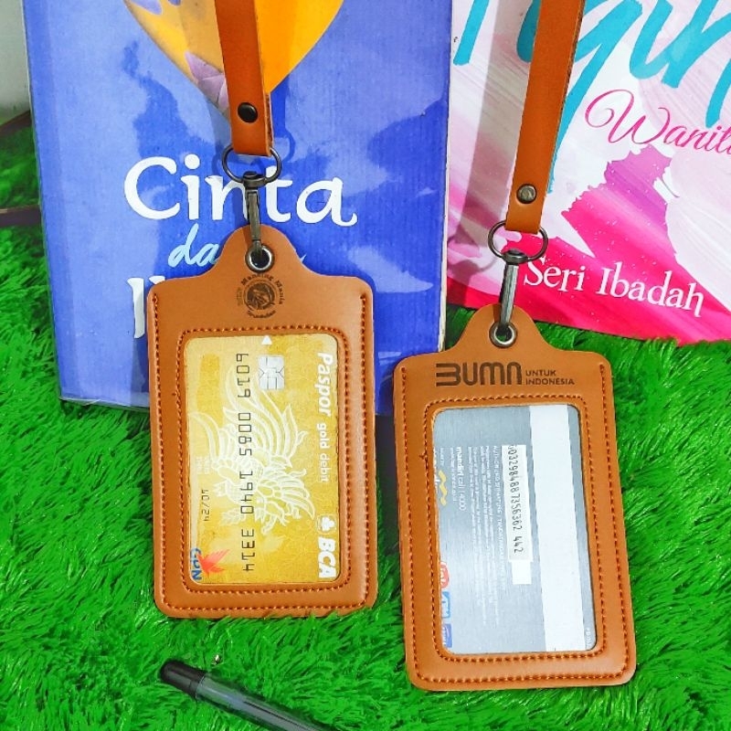 

NAME TAG ID CARD KULIT COSTUM ,LANYARD HOLDER 1 SISI BOLAK-BALIK TRANSPARAN ( BISA COSTUM GRAFIR LOGO/NAMA )