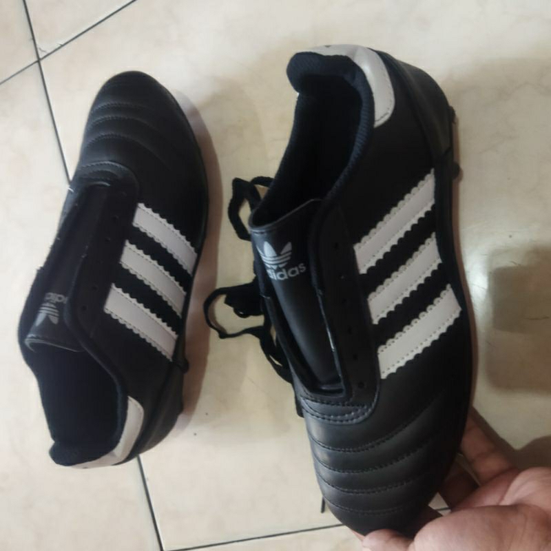 sepatu bola kulit