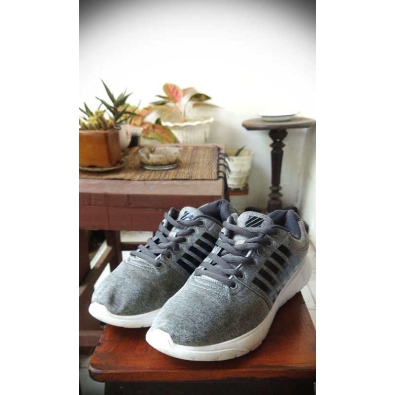 sepatu running seken brand K-Swiss sz 42