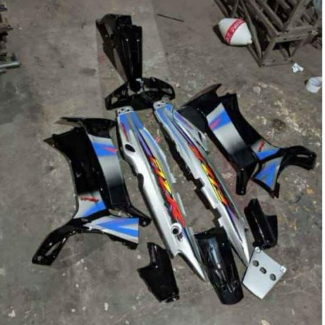TERLARISSCOVER BODY FULLSET BODI HALUS FULL SET YAMAHA FIZR FIZ R  + STIKER STRIPING WARNA SILVER HI