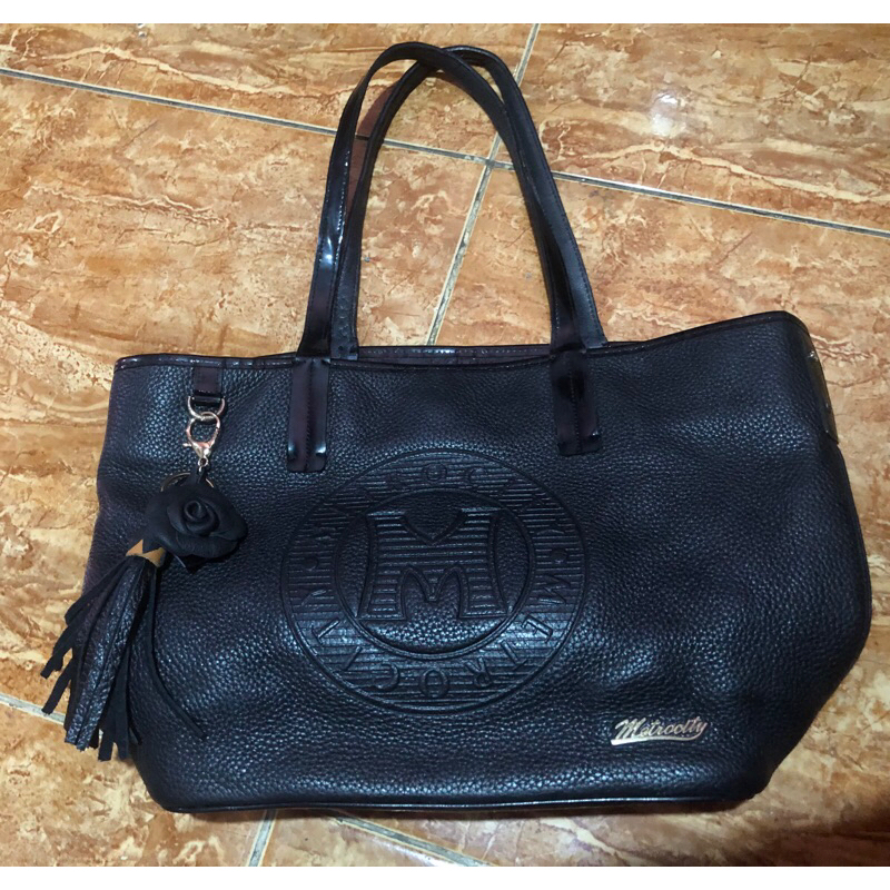 Tas Tas tote metrocity medium size 30 hitam furing pink kulit asli authentic original metro hobo big