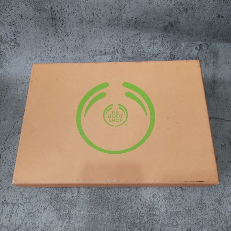 

Kotak Kado Hard Box The Body Shop Gift Box Hampers (29x20x7.5cm)