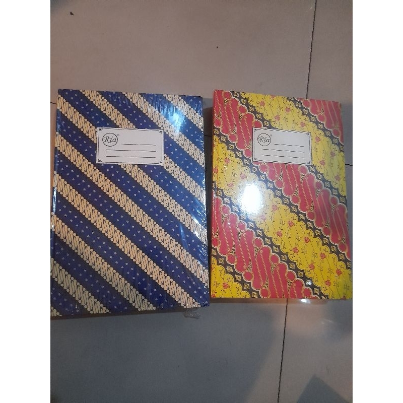 

Ria Buku Hard Cover Folio 100 Lembar - Kuarto / Kwarto /Kuwarto