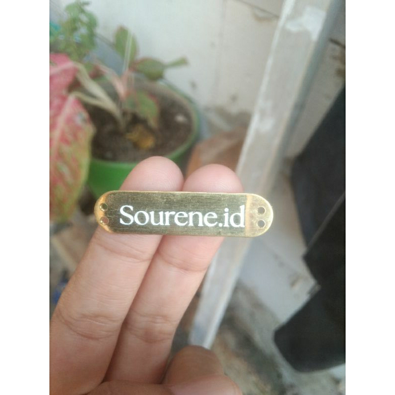 

label plat hijab dari gold & silver bentuk custom