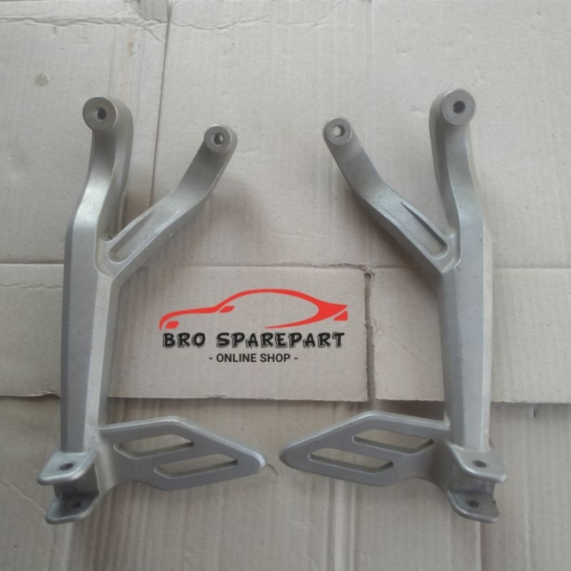 Footstep Step Belakang Pijakan Kaki Belakang Yamaha R15 v2 VVA atau v3 Original