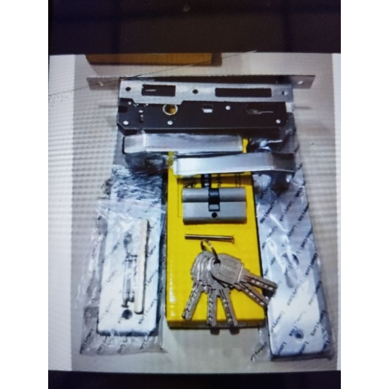 kunci pintu etalia besar dan tebal