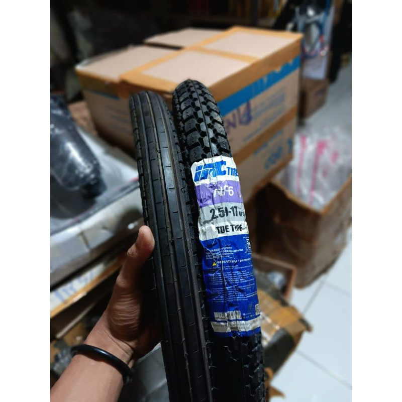 Paket ban motor klasik IRC INOUE NF3 dan NR6Rincian:- depan 225-17 (NF3)- belakang 250-17 (NR6)